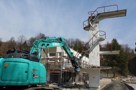 Wyburzanie wieży na basenie